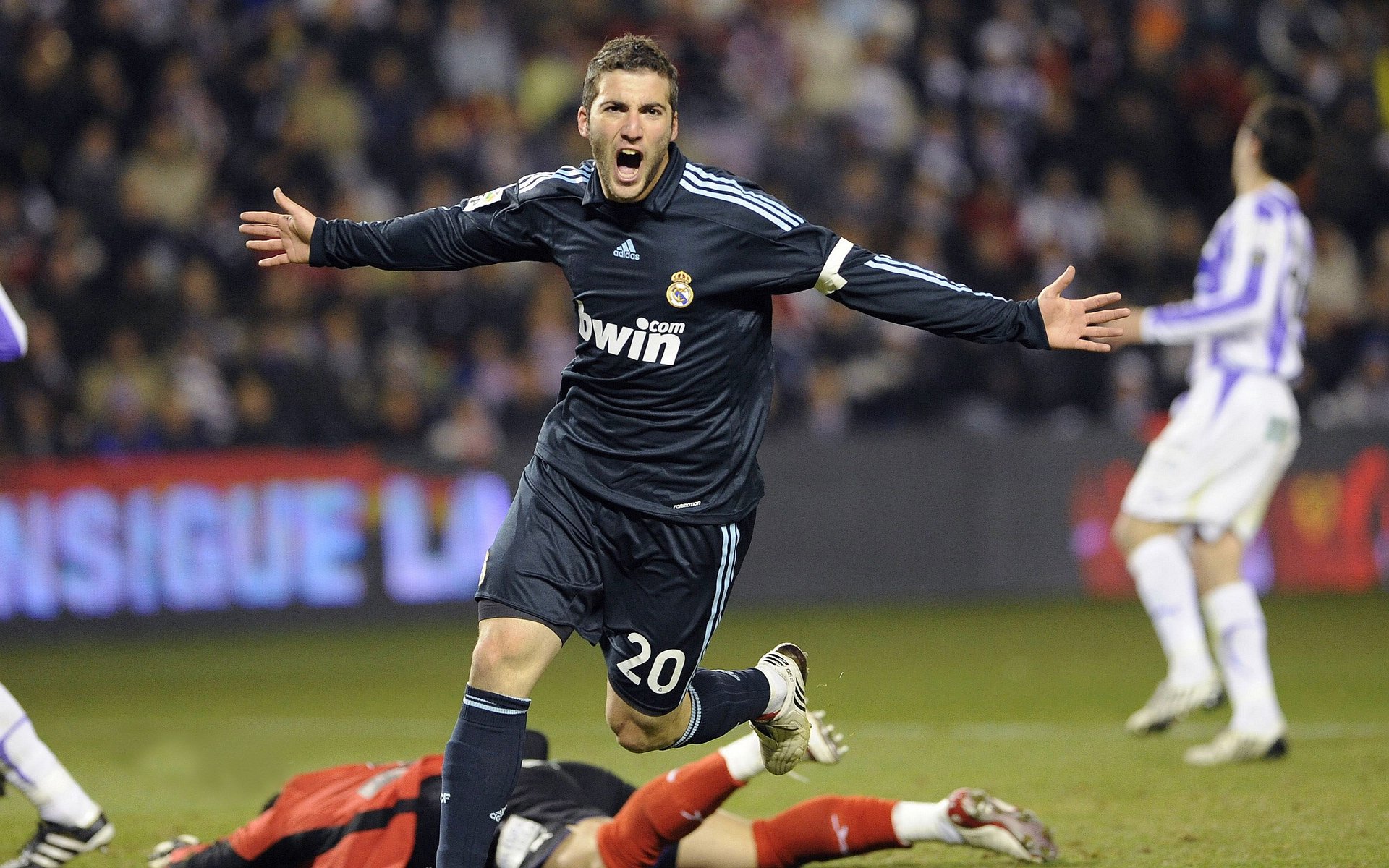 伯恩茅斯逆转埃弗顿,保级大战再添悬念,伯恩茅斯主帅